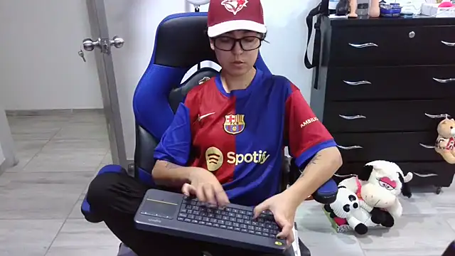 thomascooper7 online show from December 16, 8:15 pm