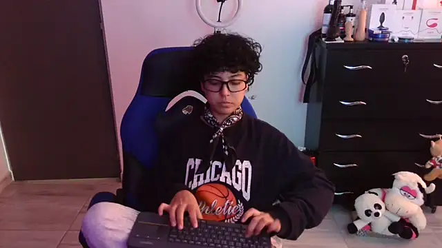 thomascooper7 online show from February 8, 7:50 pm