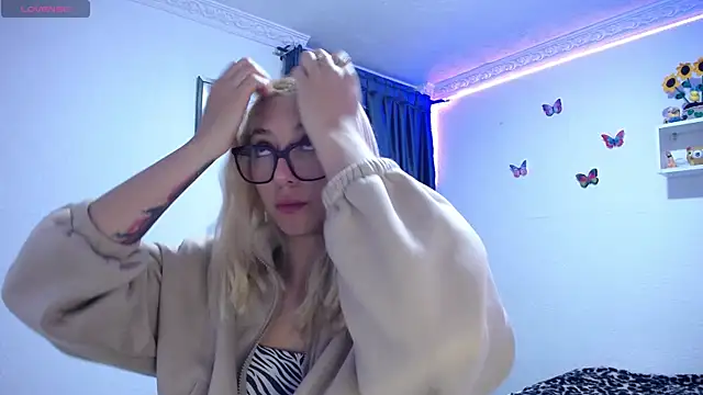 Soffy-brooks online show from April 22, 3:36 am