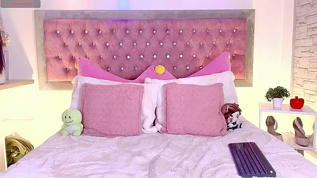 EmmaWilder online show from January 8, 8:35 pm