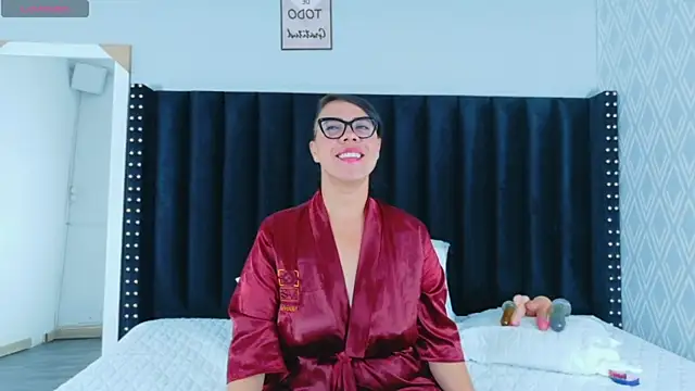 hotlatinateacher online show from April 19, 12:16 pm