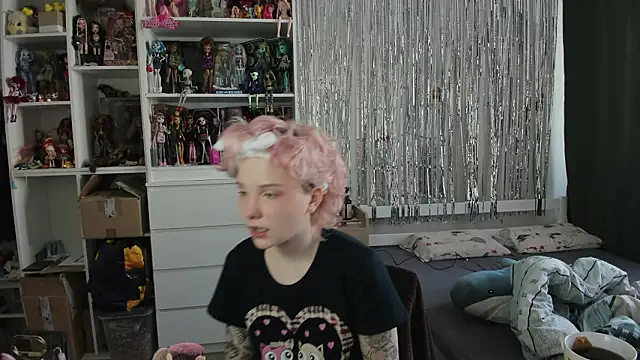 School Love online show from March 25, 7:11 am