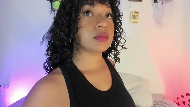 Snapshot of sara_sophieee chatting on October 20, 10:13 pm sara sophieee online show from October 20, 10:13 pm