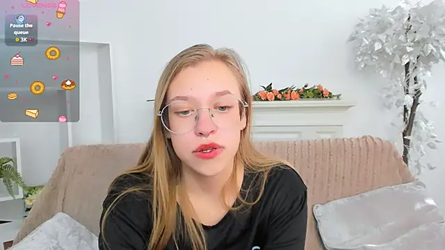 LayriantaVee online show from September 13, 6:32 am