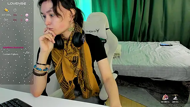 Emily Strikeee online show from January 13, 10:30 am