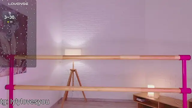 lylylovesyou online show from April 17, 5:42 am