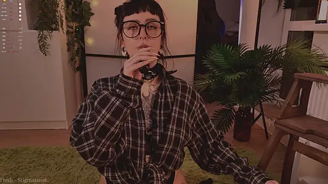 MichaellaMoon online show from November 15, 4:30 pm