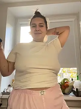 Snapshot of SuzieMurray chatting on October 21, 12:53 pm SuzieMurray online show from October 21, 12:53 pm