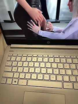 yourcutesarah online show from December 5, 12:39 pm