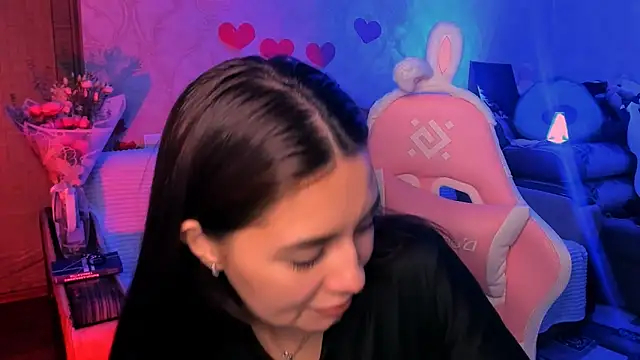 Swee Alicee online show from April 14, 6:30 pm