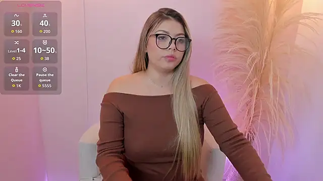thaliafox  online show from April 30, 8:25 pm