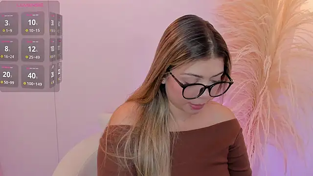 thaliafox  online show from April 30, 8:57 pm