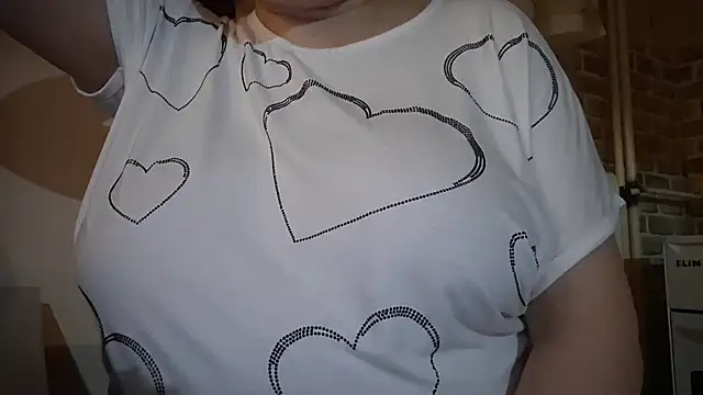 AalinnaK online show from December 13, 7:53 pm