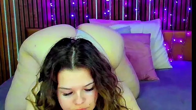 LittleNicole69 online show from May 10, 10:39 am