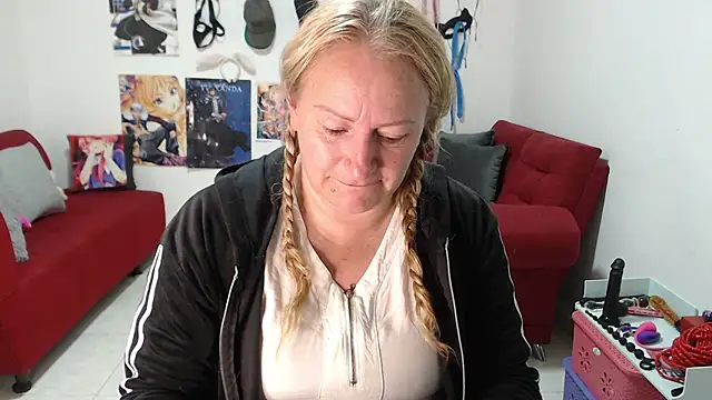 Snapshot of emperabigbootybigass chatting on October 21, 12:20 pm emperabigbootybigass online show from October 21, 12:20 pm