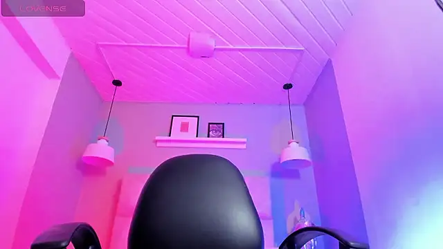 Lucy Williiams online show from January 14, 7:30 pm