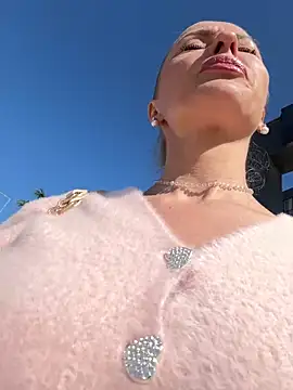Diamond Bunny  online show from May 7, 1:48 pm