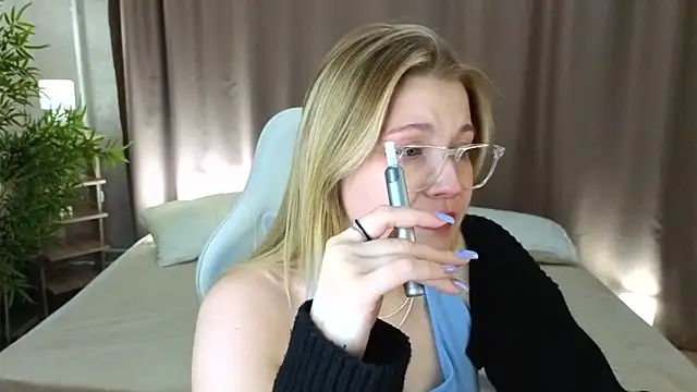 Colleen Blake online show from April 18, 7:07 pm