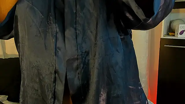 conielaurenth online show from December 18, 11:04 am