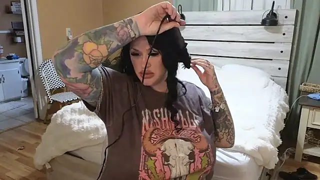 TexasTattooedHouseWife online show from April 3, 6:28 pm