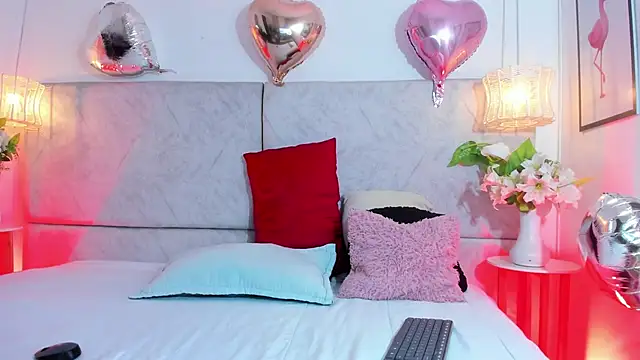 naomiii   online show from April 1, 2:14 pm