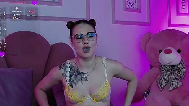 Abby  White online show from November 3, 5:28 pm