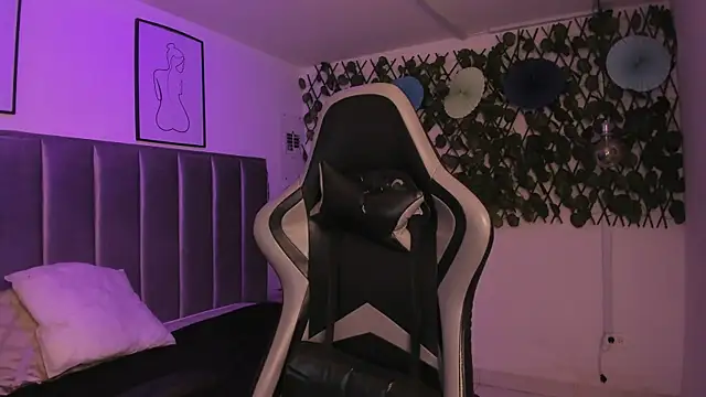 Kitty Gang online show from April 11, 6:30 am