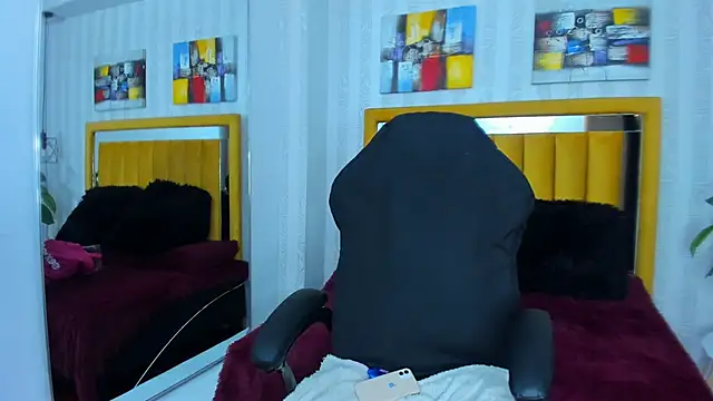 pettit courtny online show from December 1, 8:00 pm