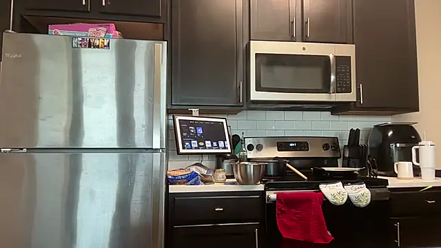 AveryJ99 online show from April 17, 2:52 pm