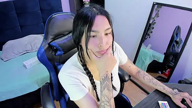 ChloeeTompson  online show from October 22, 12:04 am