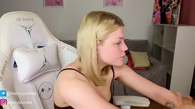 Maya Rave online show from March 24, 3:34 am