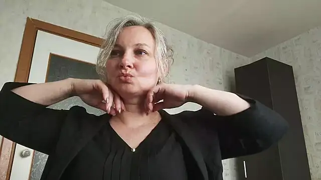 EdithManning online show from May 17, 11:09 am