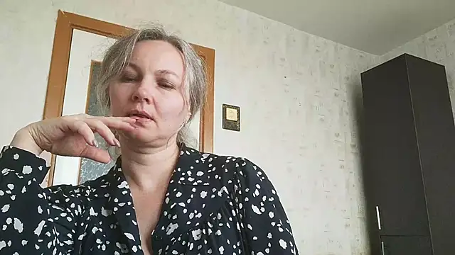 EdithManning online show from May 19, 6:31 am