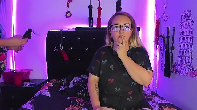 katieeandsharonn online show from June 10, 2:38 pm
