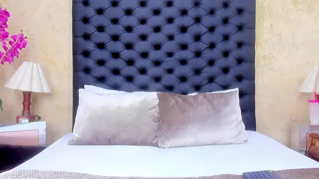 NahomiWhitel online show from December 3, 4:42 pm