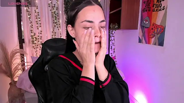 HannaRhodes online show from December 5, 3:35 pm