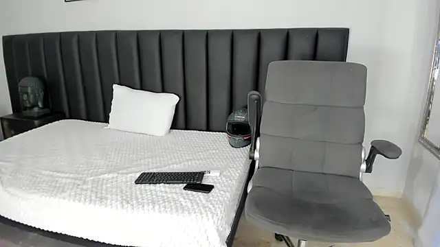 APRILL FOXX online show from December 5, 9:05 pm