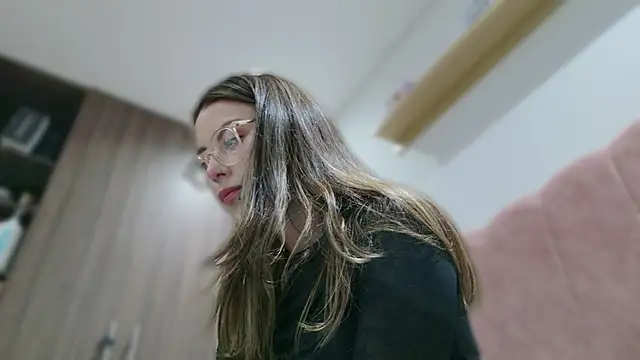 Snapshot of Emmy_petit chatting on October 16, 2:14 am Emmy petit online show from October 16, 2:14 am