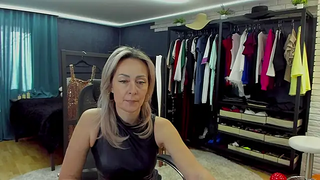 Julia Cherry  online show from February 21, 11:55 am