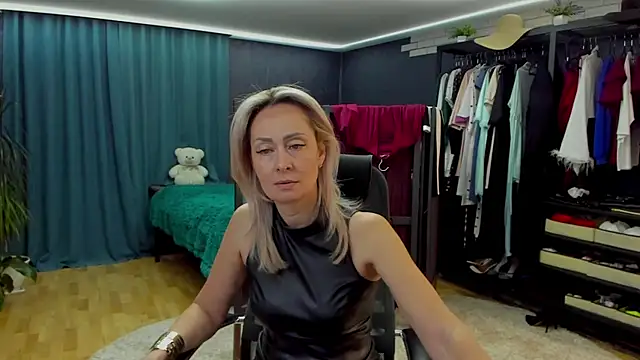 Julia Cherry  online show from March 28, 3:11 pm