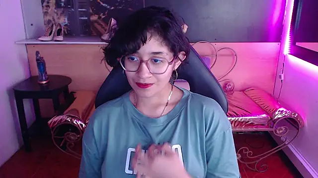 Lili Gomez  online show from November 5, 1:38 pm