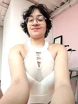 Lili Gomez  online show from November 15, 1:23 pm