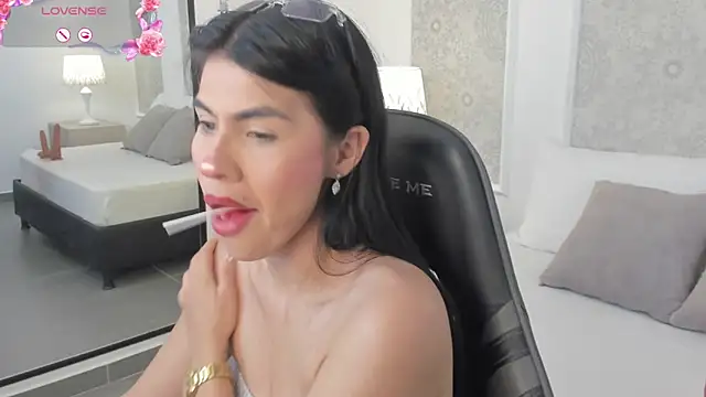 stephanya  online show from June 8, 7:58 pm