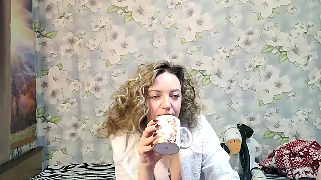 KattyLuuu online show from November 1, 9:30 pm