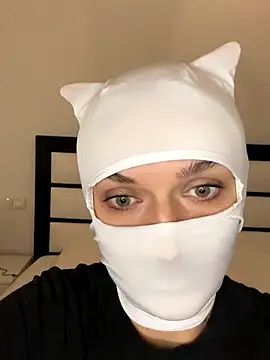 Nikki Hoee online show from November 2, 9:40 pm