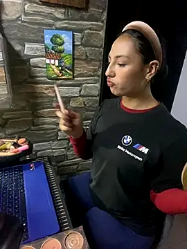 lauuraww online show from September 18, 4:55 am