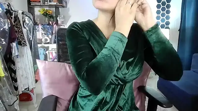 roseofvenom online show from April 1, 5:43 pm