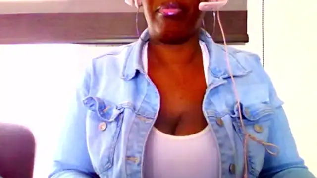 chocolatechipkukky85 online show from April 20, 9:29 pm