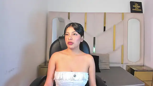 Salmaportman69 online show from March 28, 9:03 pm