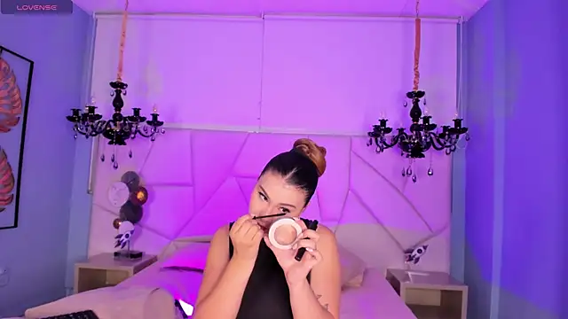 Aitana Hilton  online show from October 25, 12:02 pm